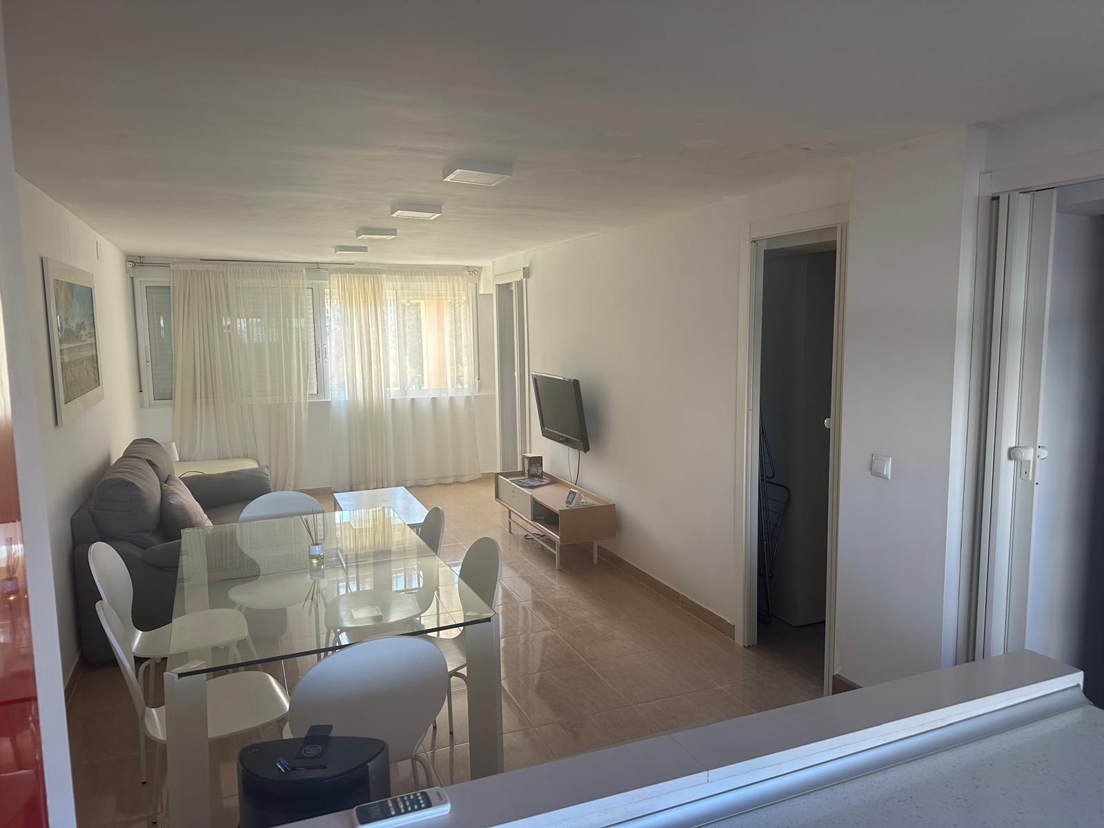 Salón con cocina de la vivienda Flamingo Alicante